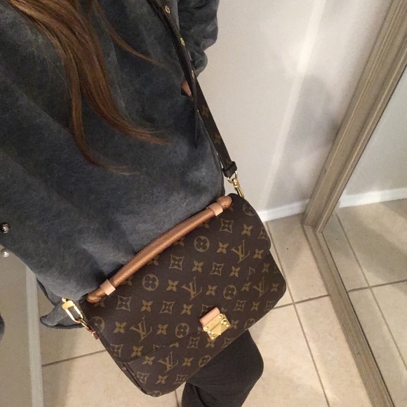 SOLD LV Pochette Metis Monogram - Picture 15 of 15